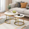 Tables gigognes rondes – Marbre blanc & métal doré (lot de 2)